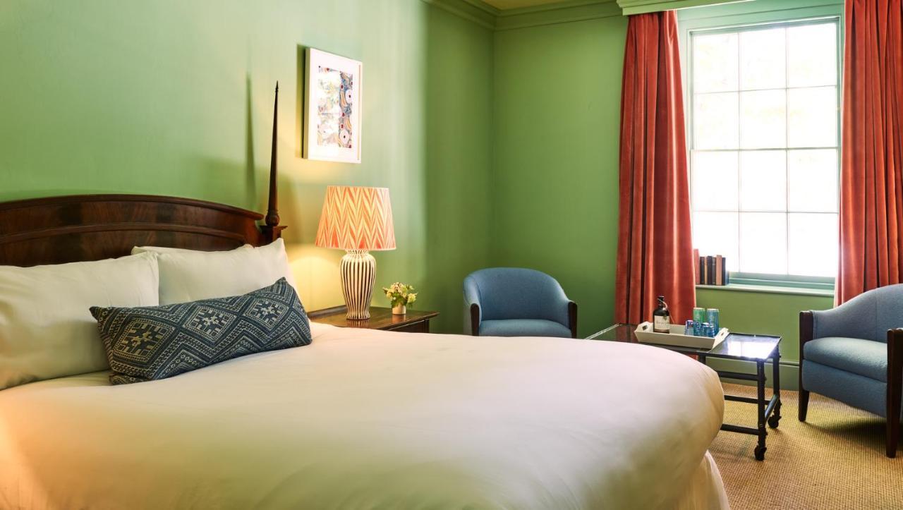 The Mitre, Hampton Court Hotel Kingston upon Thames  Exterior photo A room at the Hotel Commonwealth