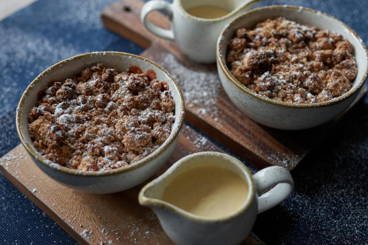 The Mitre, Hampton Court Hotel Kingston upon Thames  Exterior photo Apple and plum crumble