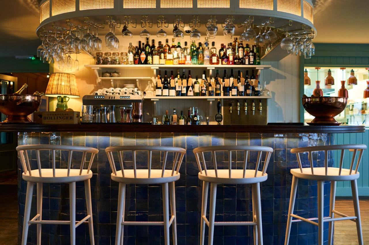 The Mitre, Hampton Court Hotel Kingston upon Thames  Exterior photo The bar at the River Café