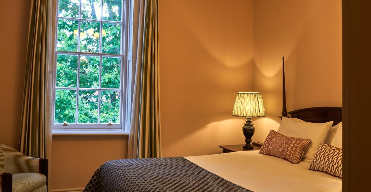 The Mitre, Hampton Court Hotel Kingston upon Thames  Exterior photo A bedroom at the hotel