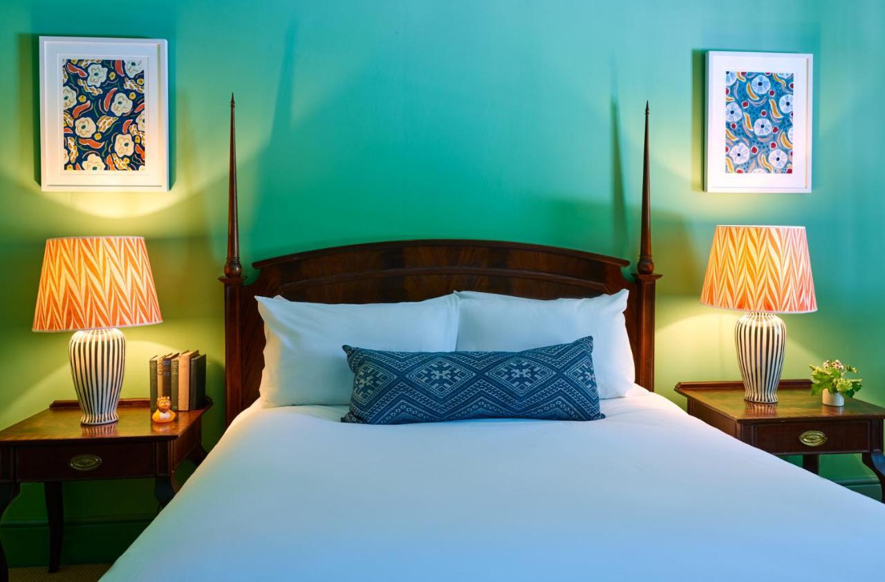 The Mitre, Hampton Court Hotel Kingston upon Thames  Exterior photo A bedroom at the Inn