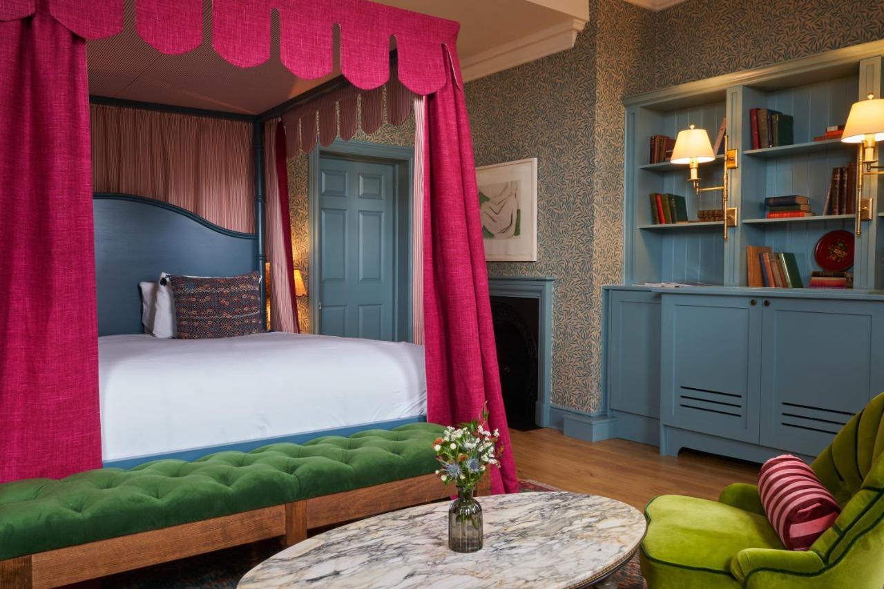 The Mitre, Hampton Court Hotel Kingston upon Thames  Exterior photo A bedroom at The Mitre
