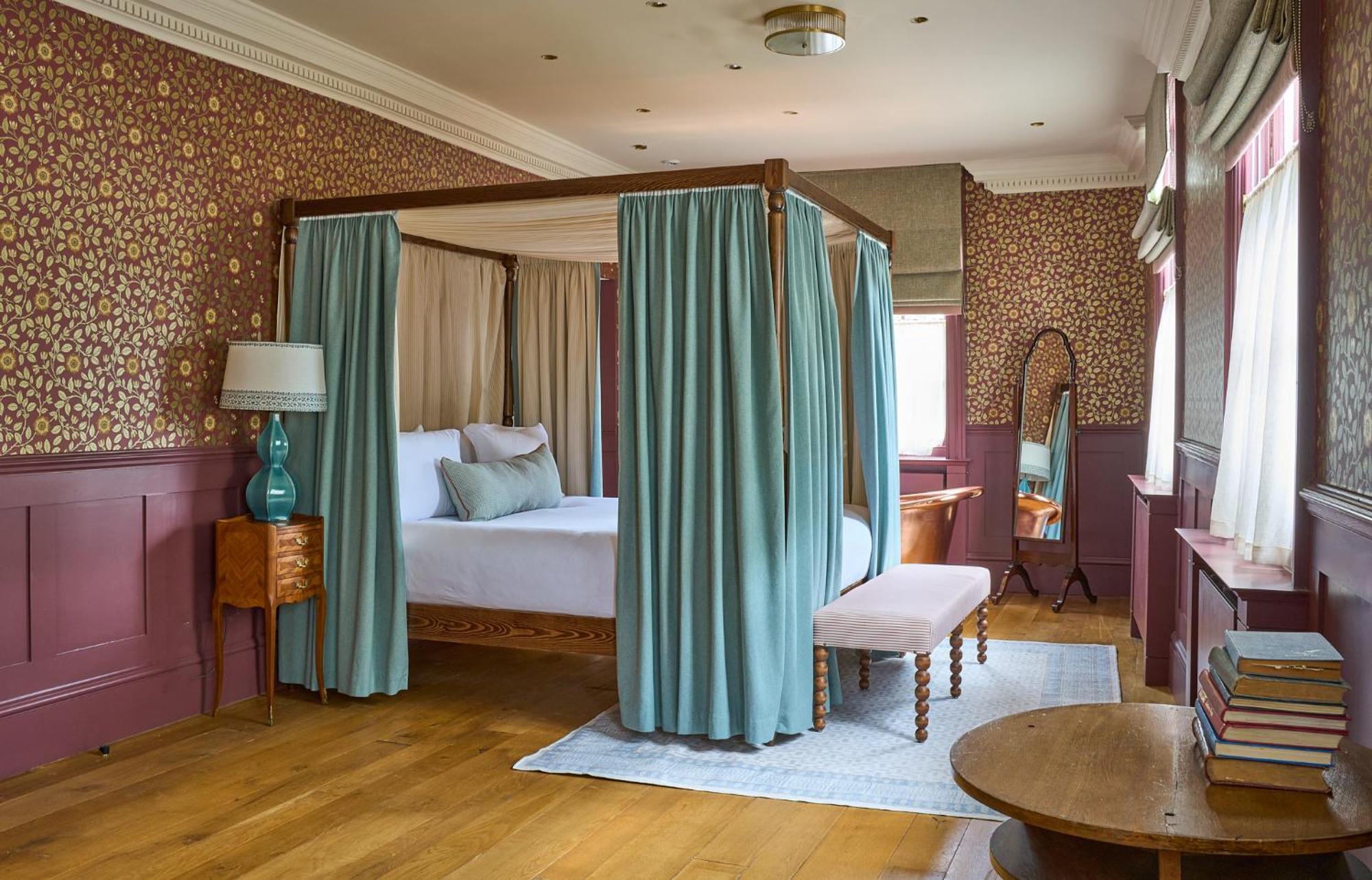 The Mitre, Hampton Court Hotel Kingston upon Thames  Exterior photo A bedroom at the hotel