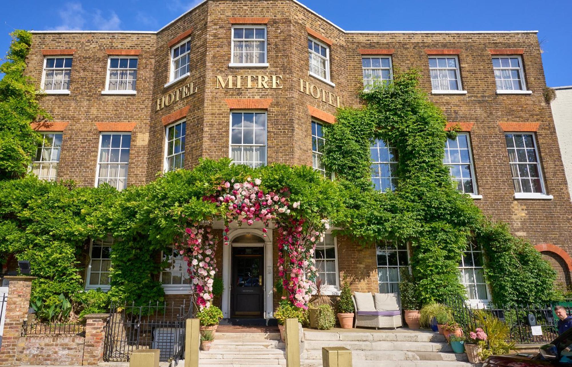 The Mitre, Hampton Court Hotel Kingston upon Thames  Exterior photo The hotel in 2014