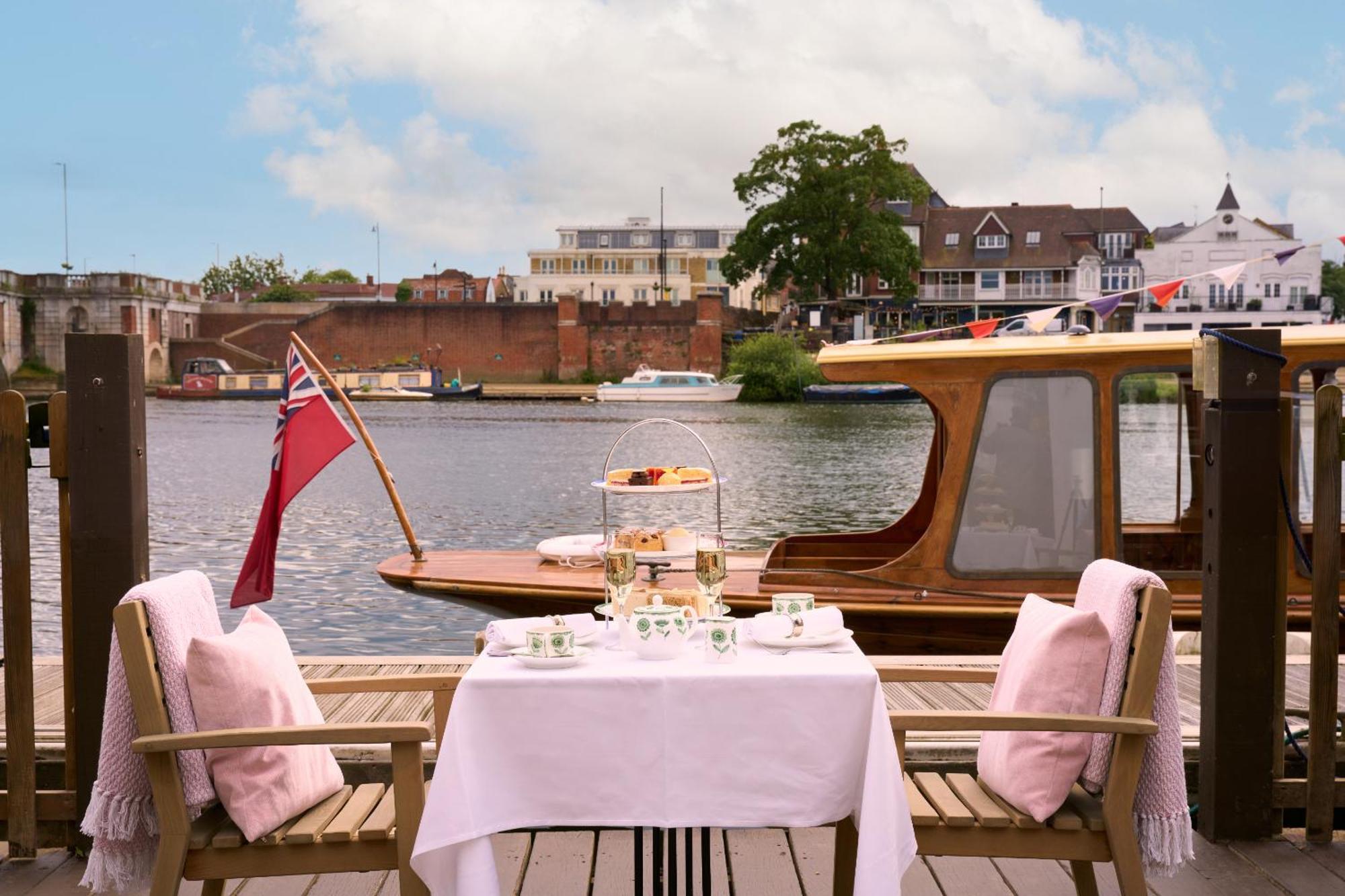 The Mitre, Hampton Court Hotel Kingston upon Thames  Exterior photo The River Restaurant