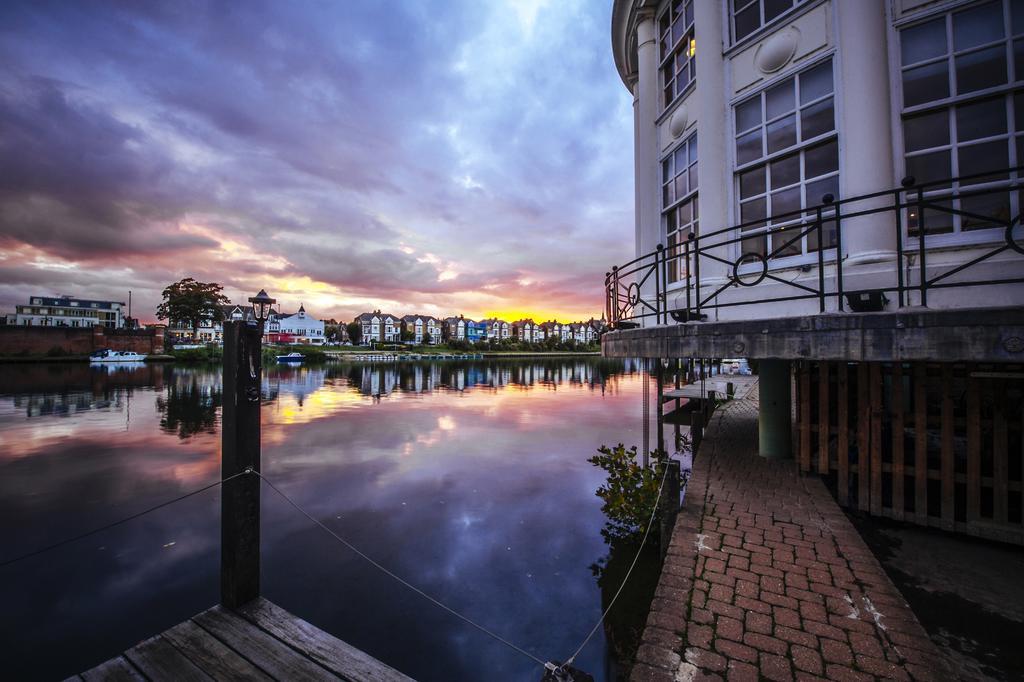 The Mitre, Hampton Court Hotel Kingston upon Thames  Exterior photo Sunset at the Marina